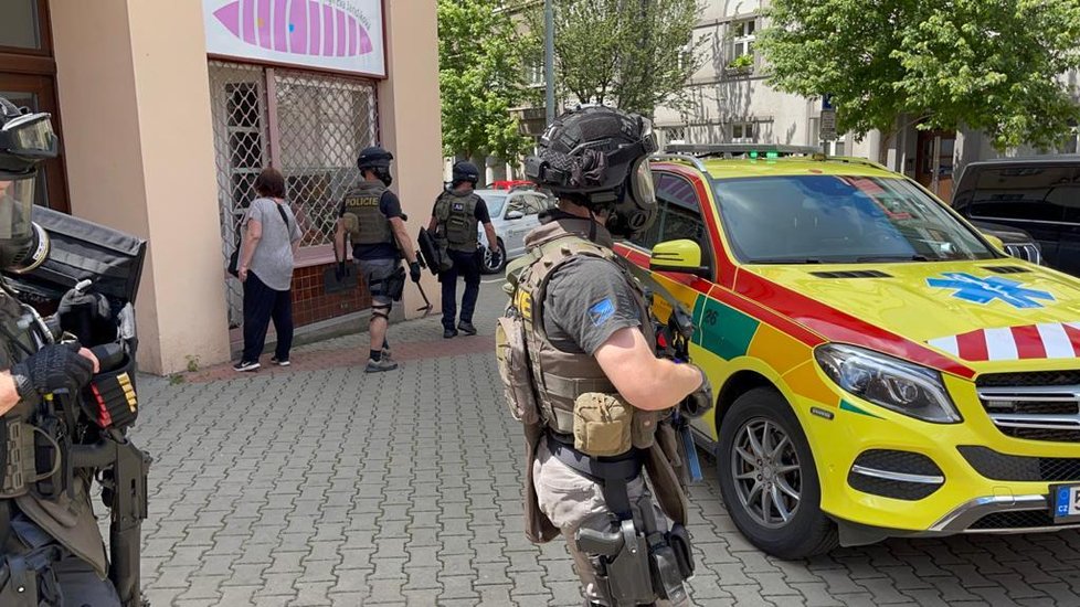 Zátah policie na podezřelého v ulici U Libeňského pivovaru. U dveří byla nastražená výbušnina, jednoho policistu zranila. Podezřelý v bytě nebyl