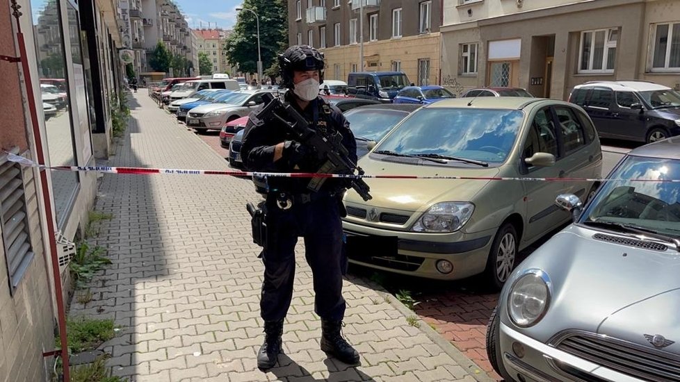 Zátah policie na podezřelého v ulici U Libeňského pivovaru. U dveří byla nastražená výbušnina, jednoho policistu zranila. Podezřelý v bytě nebyl