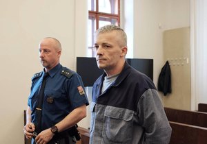 Opilý a zfetovaný řidič (39) ujížděl policii, projel i zátarasem a nikdy neměl řidičák.