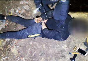 Policisté zadrželi muže, který se snažil odčerpat naftu ze stavební techniky nedaleko Holyně.