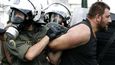 Policie zatkla dvanáct demonstrantů