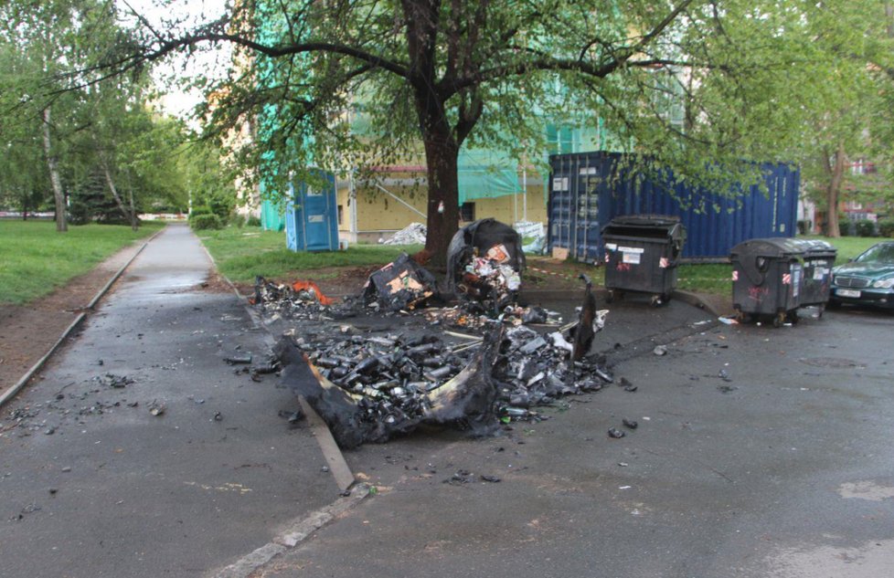 Policisté dopadli žháře, kteří v Hloubětíně zapálili 11 kontejnerů.