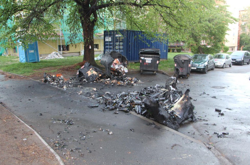 Policisté dopadli žháře, kteří v Hloubětíně zapálili 11 kontejnerů.