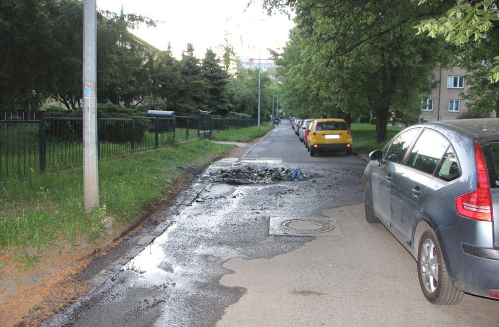 Policisté dopadli žháře, kteří v Hloubětíně zapálili 11 kontejnerů.