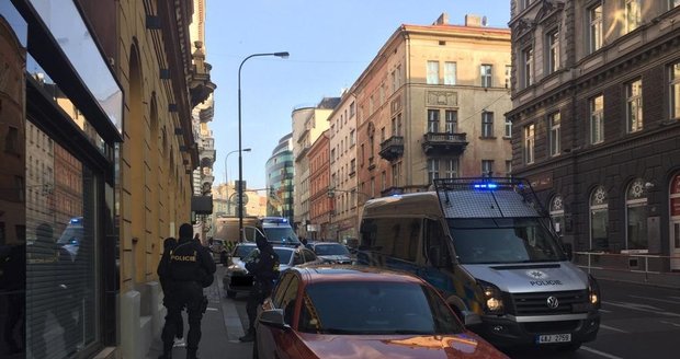 Policie v centru Prahy zadržela čtyři cizince.