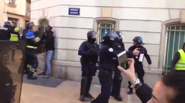 Video zachytilo, jak francouzský policejní důstojník bije jednoho z protestujících členů žlutých vest