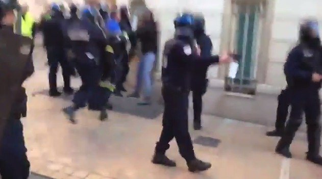 Video zachytilo, jak francouzský policejní důstojník bije jednoho z protestujících členů žlutých vest
