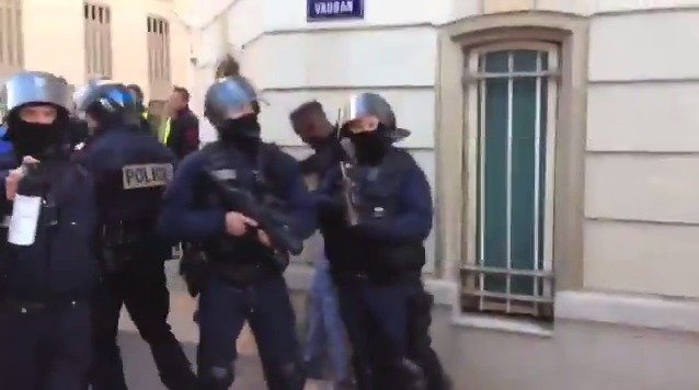 Video zachytilo, jak francouzský policejní důstojník bije jednoho z protestujících členů žlutých vest.