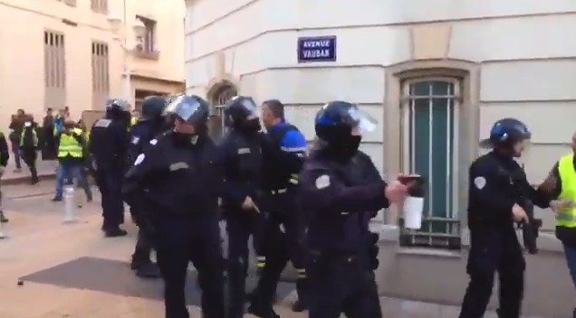 Video zachytilo, jak francouzský policejní důstojník bije jednoho z protestujících členů žlutých vest.