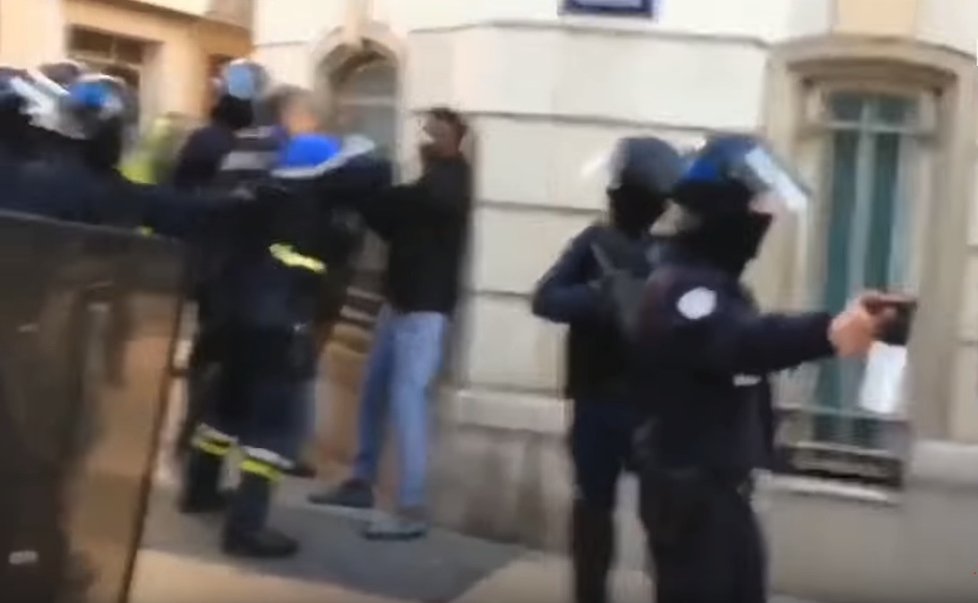 Video zachytilo, jak francouzský policejní důstojník bije jednoho z protestujících členů žlutých vest