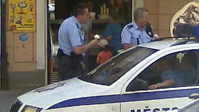 Strážníci s policisty se ve službě zastavili u zmrzlinového stánku na pěší zóně v Jihlavě.