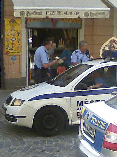 Strážníci s policisty se ve službě zastavili u zmrzlinového stánku na pěší zóně v Jihlavě.