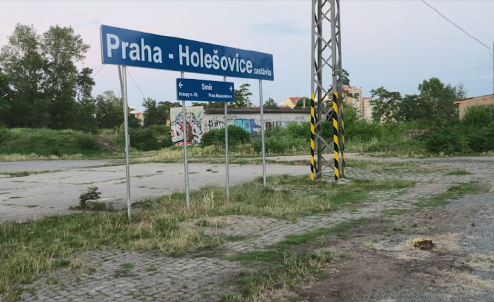 Pražští policisté pátrají po muži, který by jim mohl poskytnout informace ke znásilnění v Holešovicích.