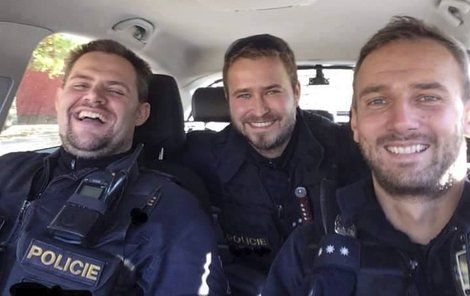 Kladno se má čím pochlubit. Trio fašáckých policajtů vyrazilo do služby a stovky žen do ulic. To bude pokut. Dojde i na pouta?