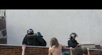 VIDEO: Protesty v Edenu, létaly petardy a lahve