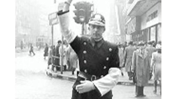 Před 100 lety se do pražského dopravního chaosu vložil první strážník