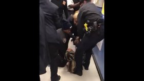 Rvali dítě z náručí, hrozili paralyzérem. Newyorští policisté byli zachyceni při brutálním zásahu.