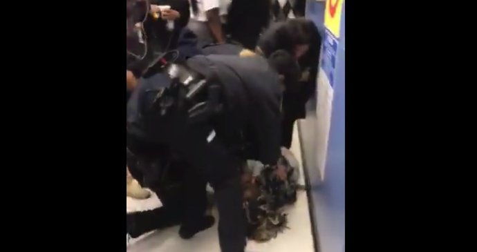 Rvali dítě z náručí, hrozili paralyzérem. Newyorští policisté byli zachyceni při brutálním zásahu.
