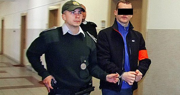 Expolicista Anton (vpravo) se přiznal: Se služební zbraní v ruce jsem čtyřikrát přepadl banku