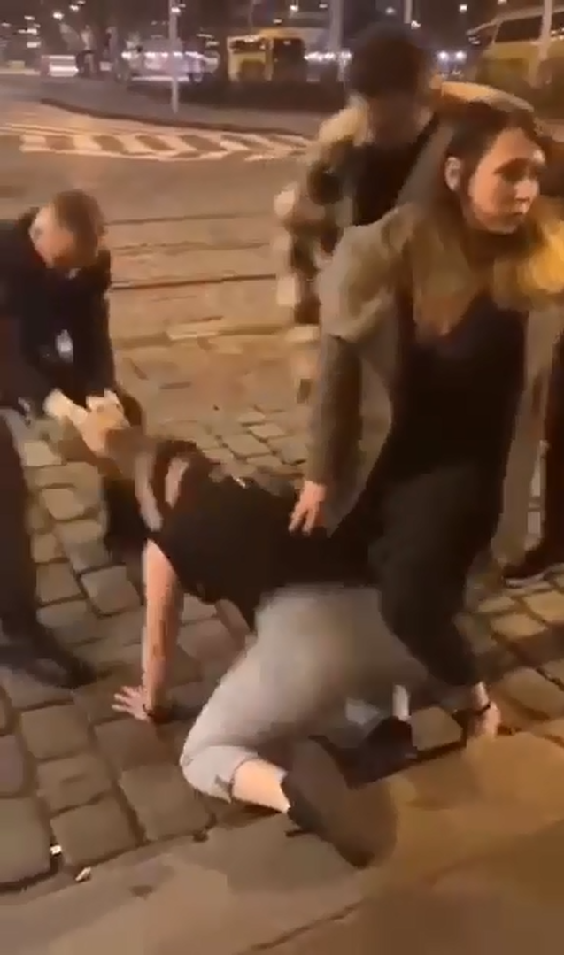 Zásah policisty po párty v baru vyšetřuje GIBS.