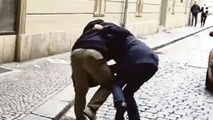 Policista v civilu praštil o zem s mužem, který přešel na červenou
