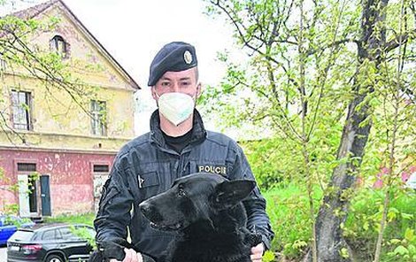 Policista David Vlček se psem Olarem.