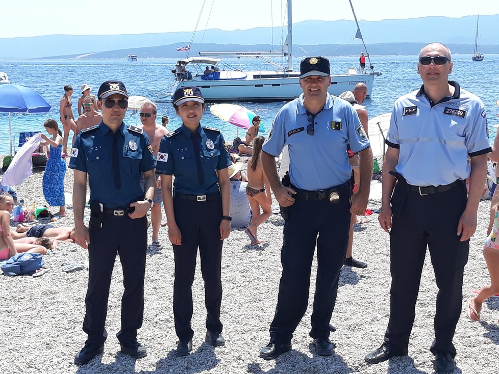 Česká policista Karel Kratochvíl (vpravo) se svým chorvatským kolegou a dvojicí policistů z Jižní Koreje, kteří v Chorvatsku také pomáhají svým krajanům.