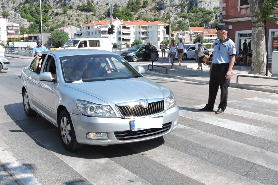 Český policista Karel Kratochvíl řídí křižovatku v chorvatském Omiši.