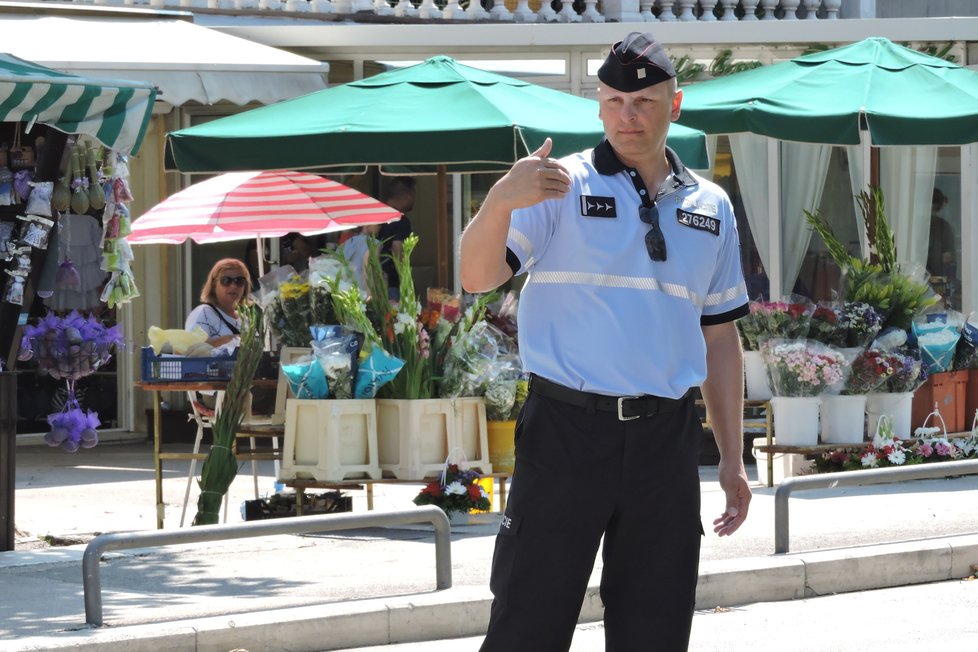 Český policista Karel Kratochvíl řídí křižovatku v chorvatském Omiši.