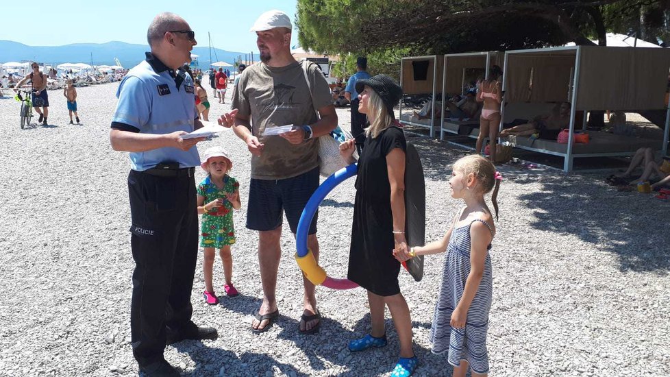Český policista Karel Kratochvíl radí turistům na pláži, na co si mají dávat pozor.