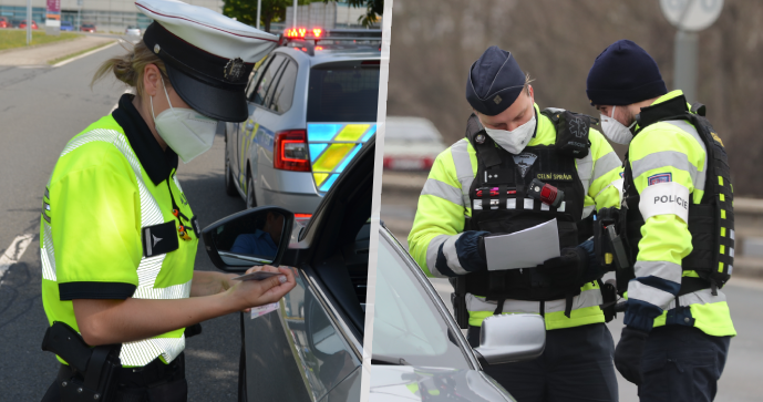 Policisté kontrolují doklady řidiče.