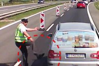 Policajt neudržel v zácpě nervy: Nakopl projíždějící auto!