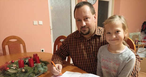 Sedmiletá Janička dělá doma i ve škole tátovi jen radost.