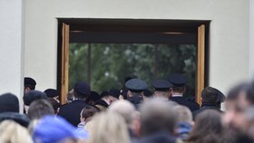 Rodina a kolegové se rozloučili s policistou, který zahynul při nehodě u Doks