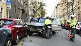 Z vinohradských ulic se stalo během chvíle vrakoviště.