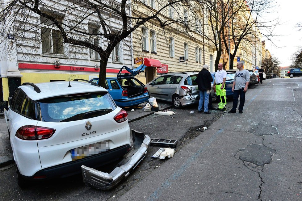 Z vinohradských ulic se stalo během chvíle vrakoviště.