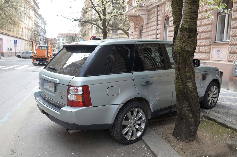 Štěstí v neštěstí měl Honza (19), který bydlí v Šumavské ulici. Jeho auto ochránil strom.