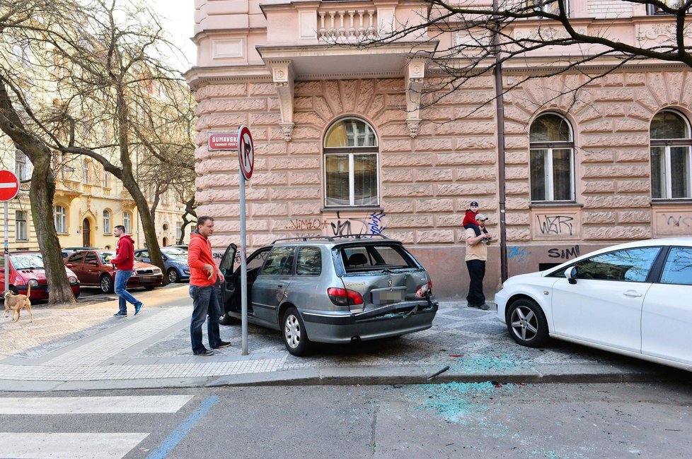 Z vinohradských ulic se stalo během chvíle vrakoviště.