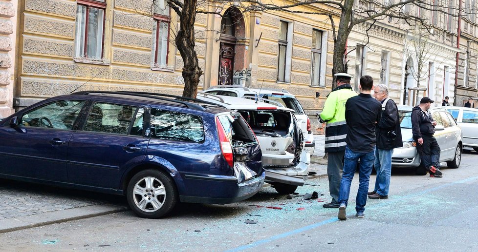 Z vinohradských ulic se stalo během chvíle vrakoviště.