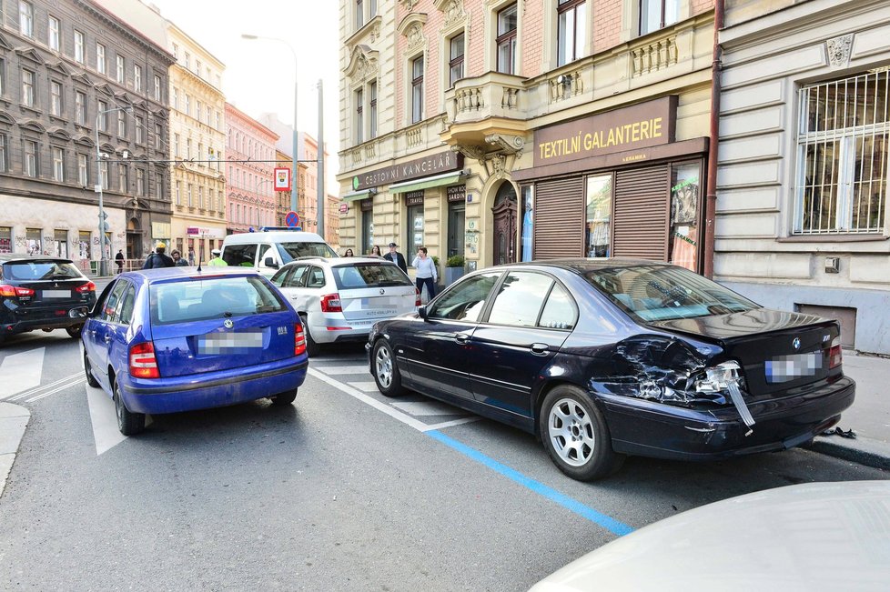 Z vinohradských ulic se stalo během chvíle vrakoviště.