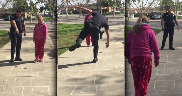 Policista naučil dívku bez domova skákat na panákovi.
