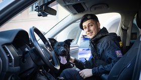 Policisté z Přerova hledají nový domov černým psům z tamního útulku. Policista Tomáš se psem Atosem.