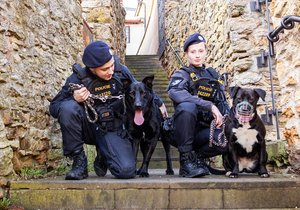 Policisté z Přerova hledají nový domov černým psům z tamního útulku. Na snímku policistka Denisa s fenkou Lenou a policista Tomáš se psem Atosem.