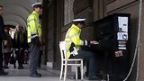 Pražský policista koncertoval přímo na ulici: Pomáhat a hrát!