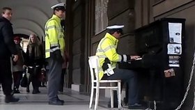 Pražský policista zahrál kolemjdoucím přímo na ulici