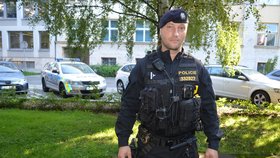 Recidivista vytáhl na policistu Tomáše nůž: Bodnutí kvůli elektrokoloběžce 