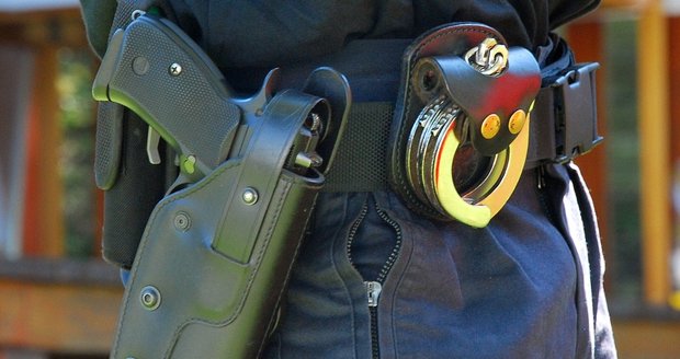 Policista ztratil služební pistoli, nálezce ji chtěl prodat