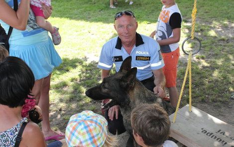Policejní psovod Jaroslav Vávra se svým čtyřnohým parťákem mezi dětmi.