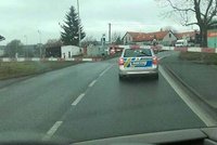 Policisté z Plzeňska vjeli se služebním vozem na železniční přejezd, kde je uvěznily závory