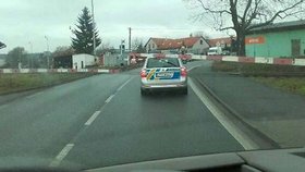 Policisté vjeli v Kaznějově na železniční přejezd, kde je uvěznily závory.